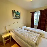 Cozy 2-bedroom Retreat In The Heart Of Nature Apartment *