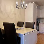 Cozy 2-bedroom Retreat In The Heart Of Nature Apartmán *